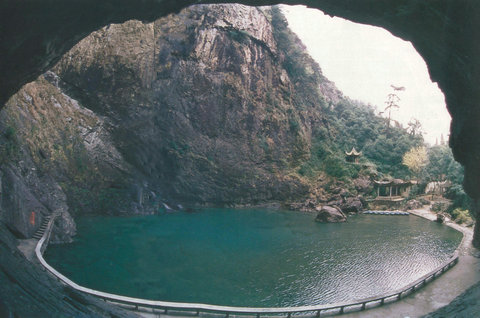 石门洞又称龙王洞在宜昌县城西南约25公里的筐覆山