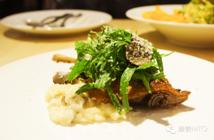 油封鸭腿配芝麻菜，混合菌菇意饭  （88元）