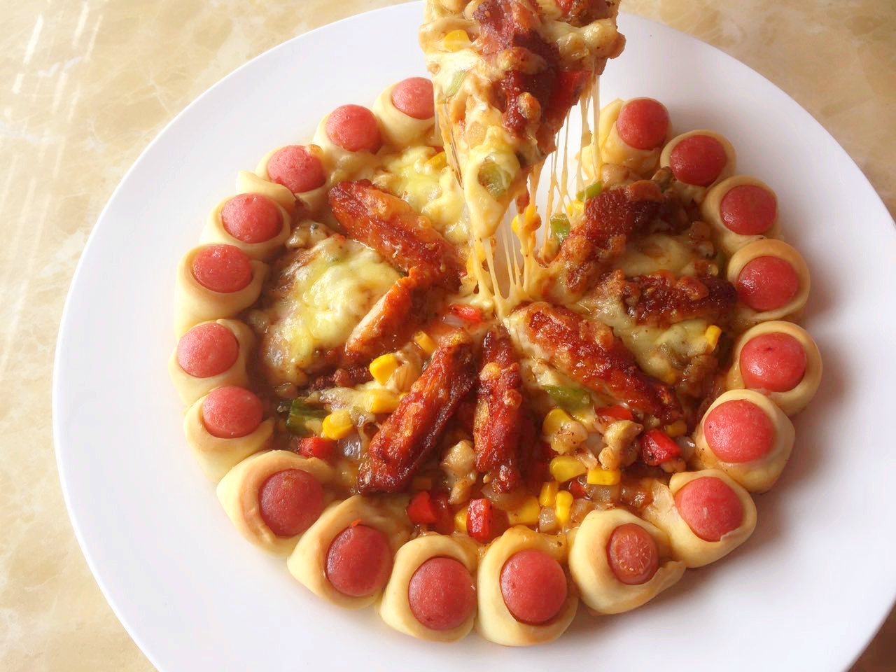 传统披萨和卷边披萨图片